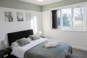 Lymer House - Stylish 3 Bedroom House in Wolverhampton
